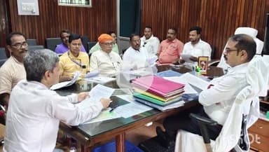 भभुआ: समाहरणालय में विधानसभा चुनाव को लेकर राष्ट्रीय एवं राज्य स्तरीय राजनीतिक दलों के जिला अध्यक्ष व सचिव के साथ बैठक की गई