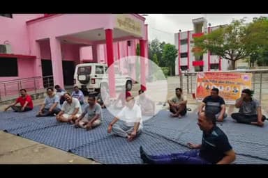 बलरामपुर: सीएमओ ऑफिस परिसर में योग पखवाड़े के अंतर्गत आयोजित हुआ योग कार्यक्रम, योग गुरु डॉ. वीरेंद्र विक्रम सिंह ने कराया योगाभ्यास