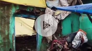 गुमला: लगातार बारिश से टोटो के किसान का मकान गिरा, प्रशासन से मुआवजे की गुहार