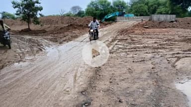 कुटुंबा: उत्तर कोयल नहर पर बनी सड़क कीचड़मय होने से ग्रामीण संकट में, नहर निर्माण में मिट्टी कार्य से उत्पन्न हुई समस्या