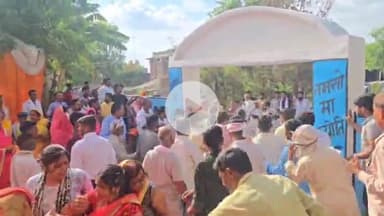 तरबगंज: नवाबगंज के तुलसीपुर माझा में जिलाधिकारी की चौपाल से पहले भिड़े प्रधान व प्रत्याशी, वीडियो हुआ वायरल