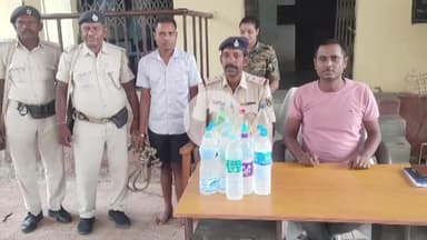 कहलगांव: एકડरा मोड़ के पास 21 लीटर देशी शराब के साथ तस्कर गिरफ्तार, टोटो भी ज़ब्त