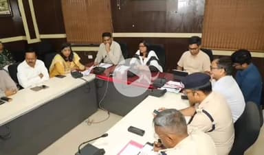 ग्वालियर गिर्द: ग्वालियर कलेक्ट्रेट में कलेक्टर रुचिका चौहान ने अधिकारियों के साथ की बैठक