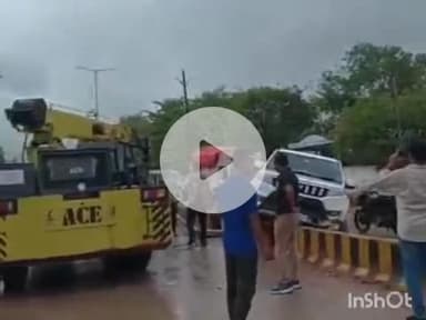 श्योपुर: कलेक्ट्रेट के सामने डिवाइडर पर चढ़ी बोलेरो, टूटा बिजली का पोल, कोई हताहत नहीं