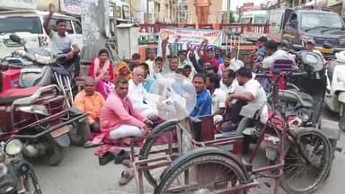 देेेवरिया: सुभाष चौक पर दिव्यांगजनों ने दिया धरना, 6 सूत्रीय मांगों को लेकर प्रशासन को सौंपा ज्ञापन