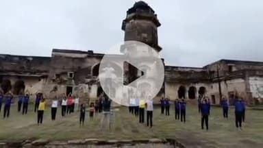 अटेर: अटेर किले पर अंतर्राष्ट्रीय योग दिवस से पहले खेल प्रशिक्षक और सामाजिक संगठनों ने छात्रों को कराया योग अभ्यास