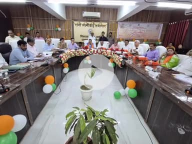 उरई: उरई के रानी लक्ष्मी बाई सभागार में प्रभारी मंत्री ने की बैठक, अधिकारियों को दिए कड़े दिशा निर्देश