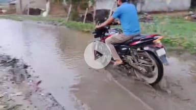 माडा: कथुरा में सड़कों पर बह रहा नाली का गंदा पानी ग्रामीणों ने जनप्रतिनिधि और प्रशासन पर लगाया अनदेखी का आरोप।#Jan samasya