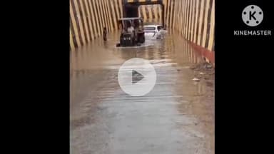 जीरन: दूदरसी अंडरब्रिज में भरे पानी में फंसी एक कार, ग्रामीणों ने बचाई कार सवार परिवार की जान