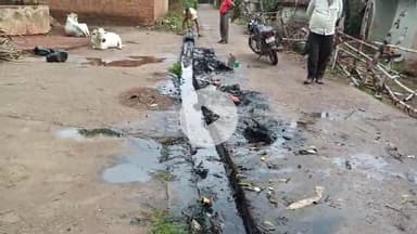 नईगढ़ी: नईगढ़ी जनपद  के अकौरी ग्राम पंचायत के तारी खास  में नाली में फैली गंदगी नरकीय जिंदगी जीने को मजबूर ग्रामीण#jansamashya