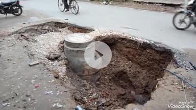 मिर्ज़ापुर: बारिश के बाद नगर के कई स्थानों पर सड़क धंसने की मिली शिकायत, वीडियो आया सामने