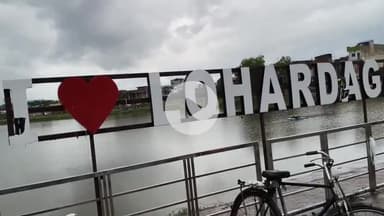 लोहरदगा: बड़ा तालाब के पास सड़कों और नालियों में भरा पानी, शहरवासी परेशान