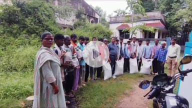 लोहरदगा: ग्राम तुईमू व जुड़नी में असुर जनजाति के किसानों को राष्ट्रीय खाद्य सुरक्षा मिशन के तहत उन्नत धान बीज का वितरण