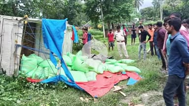 कटिहार: संथाली टोला के पास शराब से लदी पिकअप वैन दुर्घटनाग्रस्त, पुलिस मौके पर पहुंची