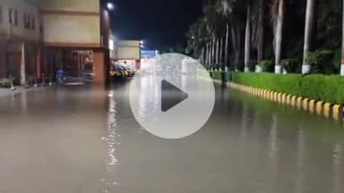 इटावा: जनपद में हुई मूसलाधार बारिश के चलते डॉ भीमराव अंबेडकर संयुक्त जिला अस्पताल परिसर में भरा पानी, मरीज और तीमारदार परेशान