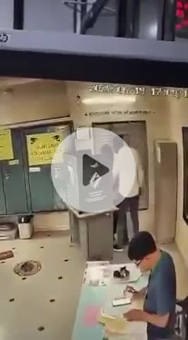 चुनाव में धोखाधड़ी कर विसावदर में अपना वनवास खत्म करना चाहती है बीजेपी।

विसावदर के कई बूथों पर बीजेपी इसी तरह कैप्चरिंग कर ज़बरदस्ती लोगों से बीजेपी को वोट डलवा रही है।