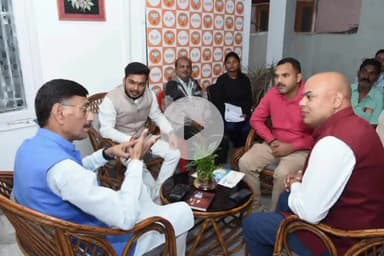 कांके: रांची सांसद संजय सेठ ने रातु रोड स्थित आवास पर सुनी लोगों की समस्या, अधिकारियों को दिए निर्देश