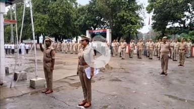 इटावा: सदर इलाके के रिजर्व पुलिस लाइन में एसएसपी ने परेड की सलामी लेते हुए पुलिस लाइन का किया निरीक्षण
