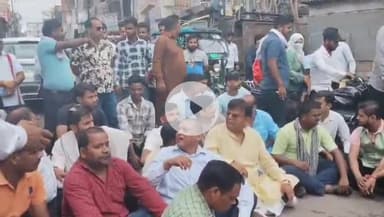 शाहजहांपुर: वृंदावन गार्डन कॉलोनी में क्लव के विवाद को लेकर भाजपा नेता विनय अग्रवाल ने कोतवाली के सामने किया धरना प्रदर्शन