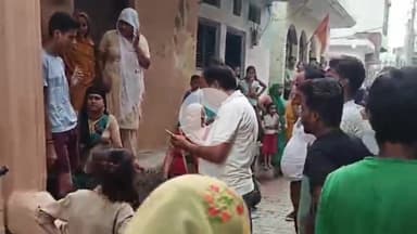 जलेसर: तिवारीयान मोहल्ले में घर में घुसकर परिवार के साथ मारपीट, पुलिस कार्रवाई नहीं की, किसान धरने पर बैठे