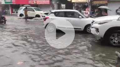 बारां: बारां शहर में झमाझम बारिश से सड़कें बनी दरिया, प्रताप चौक धर्मादा चौराहे पर बरसाती पानी भरने से वाहन चालक हुए परेशान