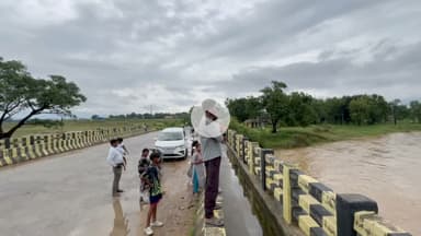 लोहरदगा:सीढ़ियों नदी लोहरदगा में लगातार बारिश हो रहा है जिसकी हाँ vajah से सीढ़ियों नदी पुल हो चुका है