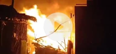 झांसी: ईलाइट टॉकीज के पीछे कबाड़े के गोदाम में लगी भीषण आग, फायर ब्रिगेड की चार गाड़ियों ने पाया आग पर काबू