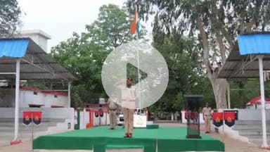 झांसी: एसएसपी ने परेड की सलामी लेकर पुलिस लाइन का किया निरीक्षण, नए रिक्रूट आरक्षियों को दिए निर्देश