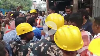 _इंदौर–छावनी मार्ग पर टकराव की स्थिति .. निगम की कार्रवाई के खिलाफ लोगों का हंगामा_
_इंदौर के छावनी मार्ग पर टीन शेड हटा