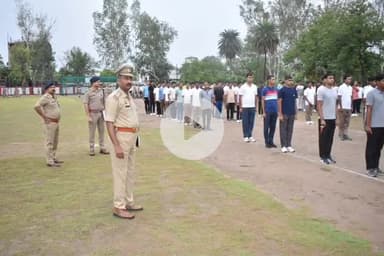 उरई: उरई पुलिस लाइन में पुलिस अधीक्षक ने सलामी परेड ली, जेटीसी कैडिटों के पीटी परेड का किया निरीक्षण, अनुशासन पर कही बात
