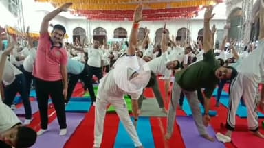 इंदौर के राजवाड़ा पर अंतर्राष्ट्रीय योग दिवस का भव्य आयोजन, केंद्रीय मंत्री ज्योतिरादित्य सिंधिया सहित कई नेता और अधिकार