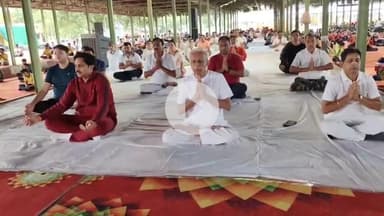 खरगौन: 'अंतरराष्ट्रीय योग दिवस' पर खरगोन की कृषि उपज मंडी में सामूहिक रूप से किया गया योग, राज्यसभा सांसद व विधायक हुए शामिल