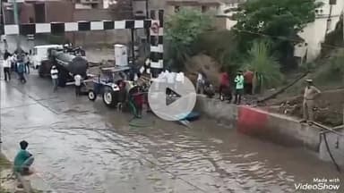 मिर्ज़ापुर: नटवा रेलवे ओवर ब्रिज के नीचे बारिश का पानी भरा, आवागमन में हो रही असुविधा, नगर पालिका की टीम पानी निकालने में जुटी