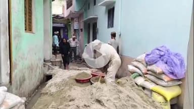 अमरोहा: अमरोहा शहर में सड़क निर्माण में बड़ा घोटाला, नियमों की उड़ रही धज्जियां, लोगों ने लगाया घटिया सामग्री का आरोप