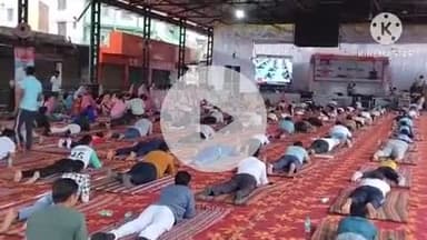 खुरई: विश्व योग दिवस पर विभिन्न संस्थाओं में जनप्रतिनिधियों, अधिकारियों और छात्रों ने किया योगाभ्यास
