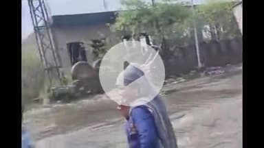 लाडपुरा: तेज बारिश के चलते संजय नगर फ्लाईओवर के निकट टैंकर पलटा, ट्रक सड़क में धंसा, बड़ा हादसा टला