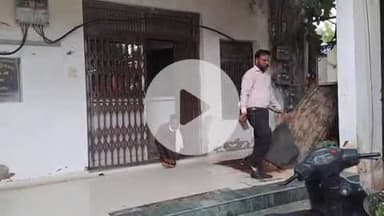 फिरोज़ाबाद: नगर निगम के पार्षद कक्ष में जहरीला सांप निकलने से मचा हड़कंप, सांप के खौफ से कर्मचारी और पार्षद डर के साये में