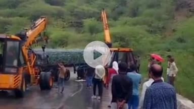 भिनाय: ब्यावर रोड पर शिवपुरा घाटा के पास दुर्घटनाग्रस्त ट्रेलर के कारण लगा जाम, ट्रेलर पलटने से चालक हुआ घायल