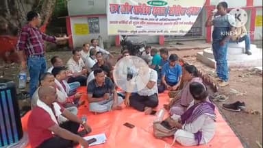 नवादा: सागस संघर्ष समिति के बैनर तले आवास सहायकों ने किया धरना प्रदर्शन