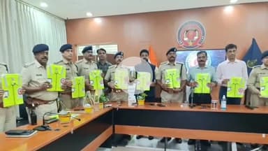 कोगटा फाइनेंशियल ने ट्रैफिक पुलिस को दिए 500 सेफ्टी जैकेट