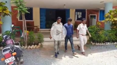 उदयपुर धरमजयगढ़: धरमजयगढ़ पुलिस ने बाइक पर शराब तस्करी कर रहे युवक को पकड़ा, 50 लीटर महुआ शराब जब्त