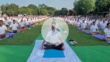 पीलीभीत: पुलिस लाइन में पुलिस अधीक्षक की अध्यक्षता में आयोजित हुआ योग दिवस का कार्यक्रम, तमाम पुलिस कर्मियों ने किया योग अभ्यास