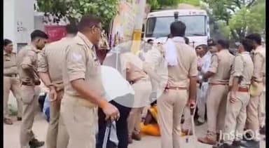 कुंडा: धनगढ़ गांव की छात्रा को पीरानगर के युवक द्वारा बहला-फुसलाकर ले जाने से नाराज परिजनों ने संग्रामगढ थाने में दिया धऱना