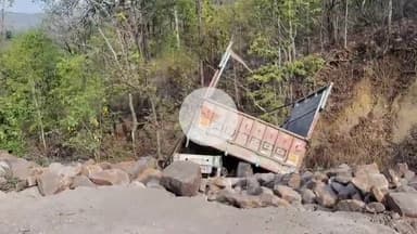 बटियागढ़: बटियागढ़-बकस्वाहा मार्ग पर घाटी मोड़ पर पहाड़ी से टकराया ट्रक, चालक मामूली रूप से घायल