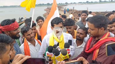 मुख्यमंत्री नीतीश कुमार पथ निर्माण मंत्री नितिन नवीन का जन सुराज पार्टी नेता पुरुषोत्तम कुमार ने पटना के बख्तियारपुर ग्यासपुर गंगा घाट पर पुतला दहन किया ग्यासपुर में पक्का पुल का मांग किया