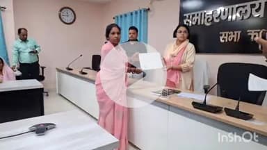 नवादा: समाहरणालय सभा कक्ष में संकुल स्तरीय संघ की जीविका दीदी को डीडीसी द्वारा निबंधन प्रमाण पत्र किया गया प्रदान