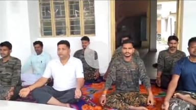 इचाक: इचाक थाना परिसर में अंतर्राष्ट्रीय योग दिवस पर योगाभ्यास, थाना प्रभारी संतोष कुमार ने दी प्रेरणा