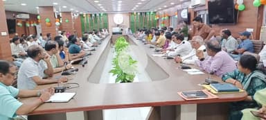 जौनपुर: कलेक्ट्रेट सभागार में RO/ARO परीक्षा की तैयारियों को लेकर बैठक का आयोजन, 27 जुलाई को 47 केंद्रों पर होगा आयोजन