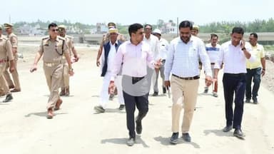 रामपुर: सिविल लाइन क्षेत्र में डीएम और एसपी ने श्रावण मास के तहत कावड़ यात्रा के लिए रामपुर में यातायात व्यवस्था का निरीक्षण किया