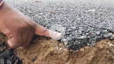 लोहरदगा: किस्को से बानपुर तक पीएमजीएसवाई सड़क निर्माण दो दिन में ही जगह-जगह से टूटी